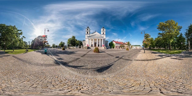 SUWALKI POLÔNIA MAIO 2019 Panorama completo sem costura visão de ângulo de 360 graus na cidade velha com bela arquitetura decorativa estilo medieval igreja em projeção esférica equirretangular conteúdo vr