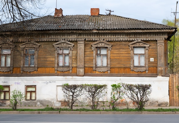 Suzdal Rusia 25 de abril de 2023 Casa de madera con persianas talladas en el centro de la ciudad