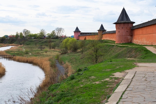 Suzdal Rússia 25 de abril de 2023 As paredes do mosteiro SpasoEuthymius e a vista do rio Kamenka do deck de observação