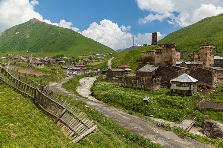 Svan-Festungen Blick auf den alten Svan-Turm im Dorf Ushguli. Swanetien, Georgien