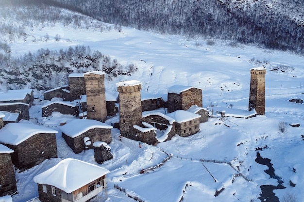 Svan-Türme in Ushguli-Ansicht von oben Vogelansicht der alten Gebäude im Schnee Svaneti Georgia