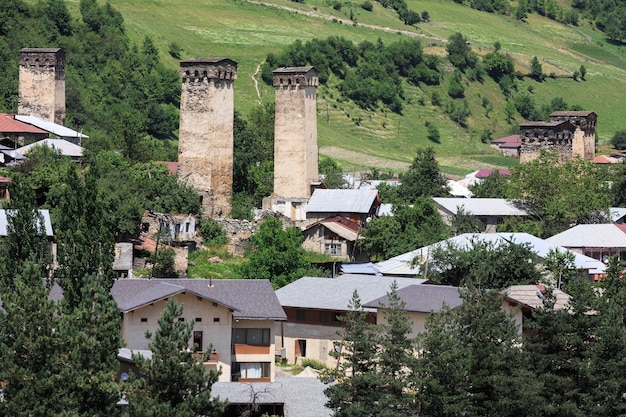 SVANETI, GEÓRGIA, 19 de julho de 2017: Aldeia de montanha com torres antigas. As Torres de Pedra de Svaneti, Geórgia