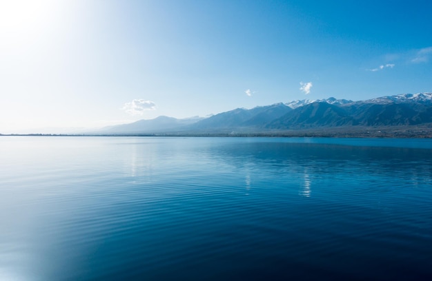 Sverny orilla del lago IssykKul Kirguistán Vista desde el barco hasta la orilla Agua azul de un lago de montaña