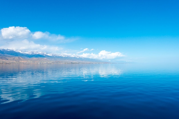 Sverny Ufer des Sees IssykKul Kirgisistan Blick vom Schiff auf das Ufer Blaues Wasser eines Bergsees