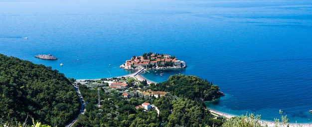 Sveti stefan island en montenegro desde arriba vista panorámica sobre el mar adriático desde las montañas cerca de bud