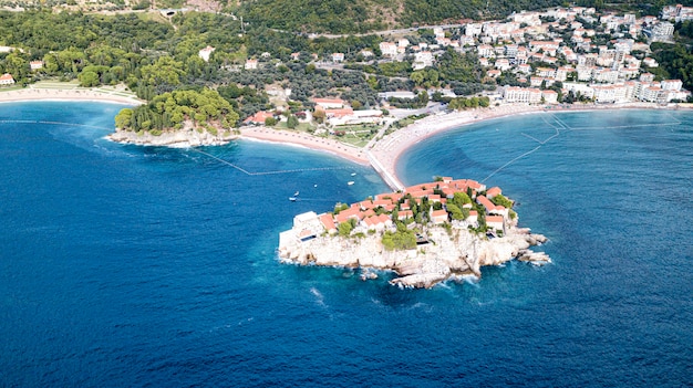 Foto sveti stefan, vista desde el aire del hotel de la isla, montenegro