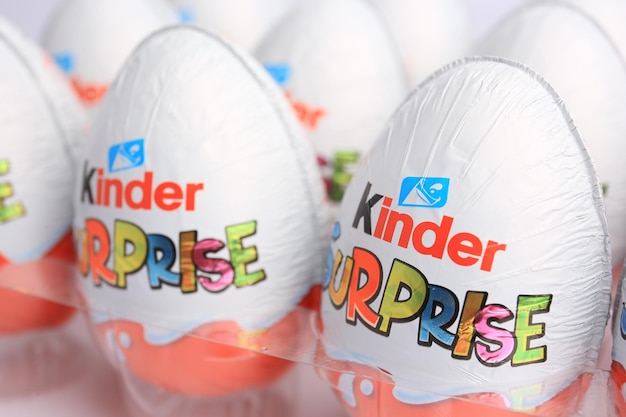 Sveti Vlas Bulgaria 26 de junio de 2023 Huevos sorpresa Kinder en bandeja de plástico en primer plano de fondo blanco