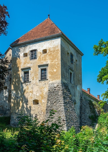 Svirzh, Ucrânia 10.07.2021. Castelo de Svirzh na região de Lviv da Ucrânia em um dia ensolarado de verão