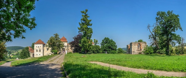 Svirzh, Ucrânia 10.07.2021. Castelo de Svirzh na região de Lviv da Ucrânia em um dia ensolarado de verão