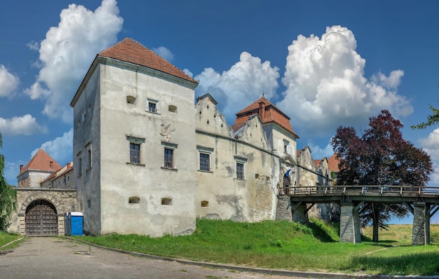 Svirzh, Ucrania 10.07.2021. Castillo de Svirzh en la región de Lviv de Ucrania en un día soleado de verano