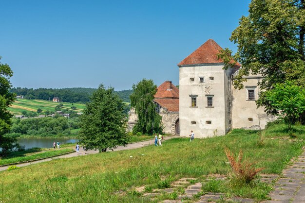 Svirzh, Ucrania 10.07.2021. Castillo de Svirzh en la región de Lviv de Ucrania en un día soleado de verano