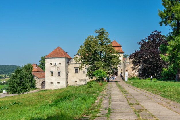 Svirzh, Ukraine 10.07.2021. Schloss Svirzh in der Region Lemberg in der Ukraine an einem sonnigen Sommertag