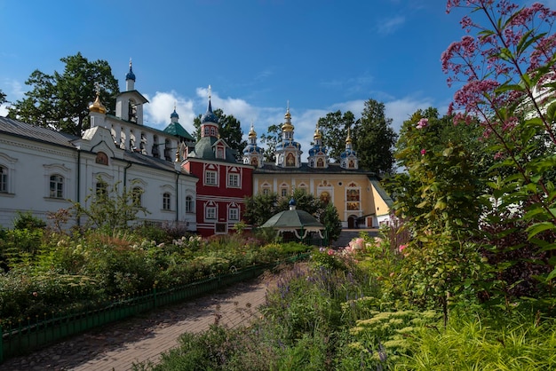 SvyatoUspenskiy PskovPechersky Kloster an einem sonnigen Sommertag Pechory Pskow Region Russland