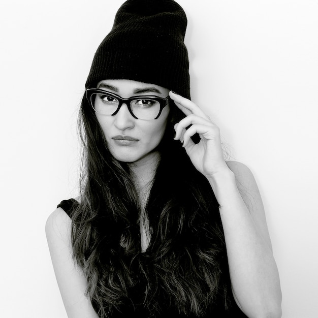 Swag modelo morena en elegantes gafas y gorro