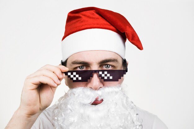 Swag Santa Claus in der lustigen pixeligen Sonnenbrille auf Weiß