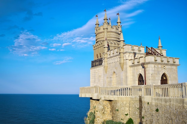 Swallow's Nest viejo castillo en primavera Crimea