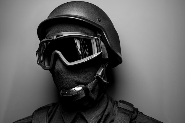 SWAT em máscara facial de uniforme preto e colete à prova de balas Foto em preto e branco