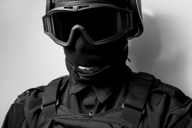 SWAT em máscara facial de uniforme preto e colete à prova de balas Foto em preto e branco