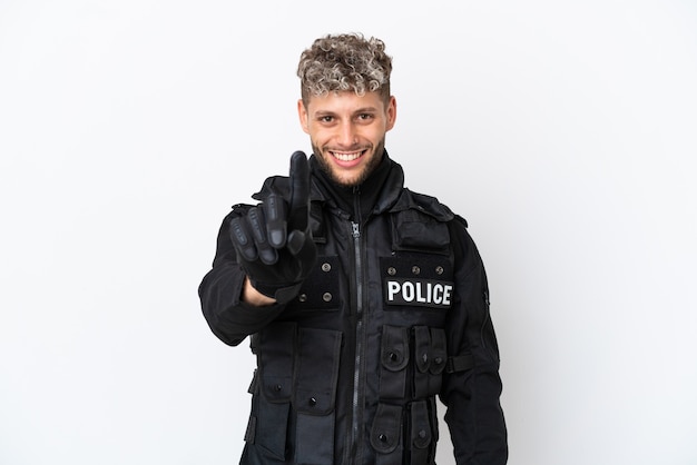 SWAT homem caucasiano isolado no fundo branco, mostrando e levantando um dedo