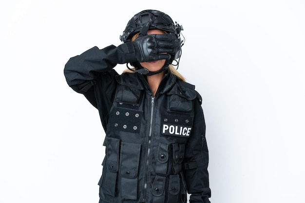 SWAT kaukasische Frau lokalisiert auf weißem Hintergrund, der Augen durch Hände bedeckt Will nicht etwas sehen