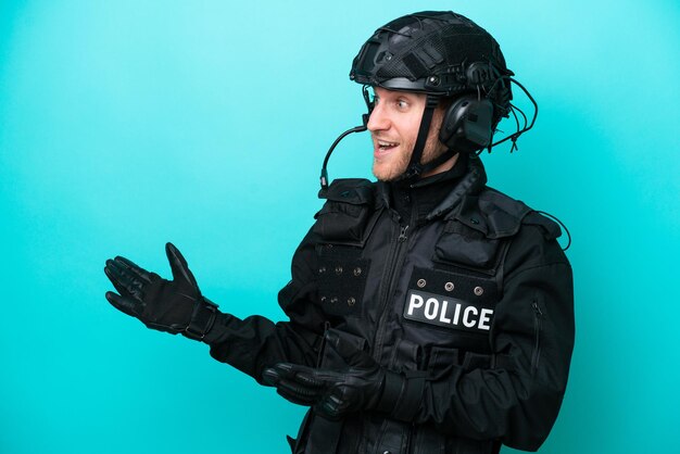SWAT kaukasischer Mann isoliert auf blauem Hintergrund mit überraschendem Gesichtsausdruck