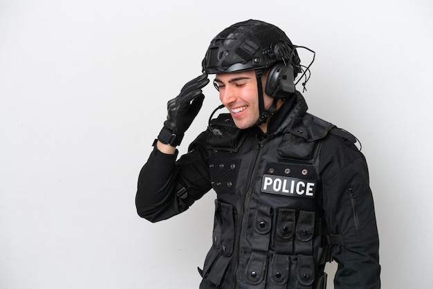 SWAT kaukasischer Mann isoliert auf weißem Hintergrund lachen