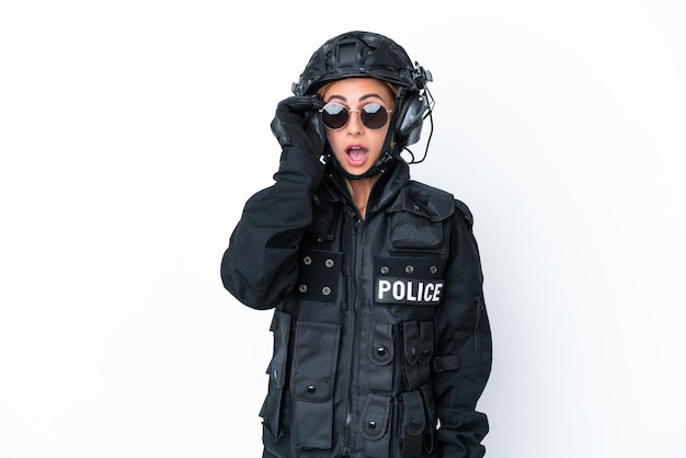 SWAT mujer caucásica aislada sobre fondo blanco con gafas y sorprendida