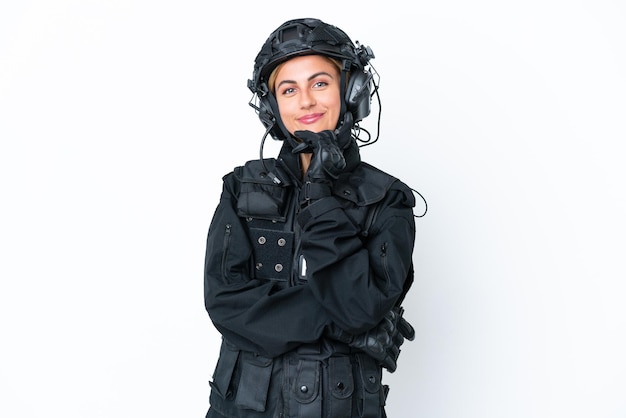 SWAT mulher caucasiana isolada em um fundo branco sorrindo