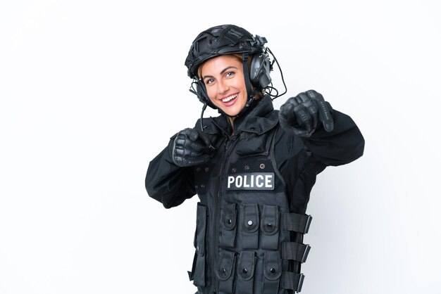 SWAT mulher caucasiana isolada no fundo branco, apontando para a frente e sorrindo