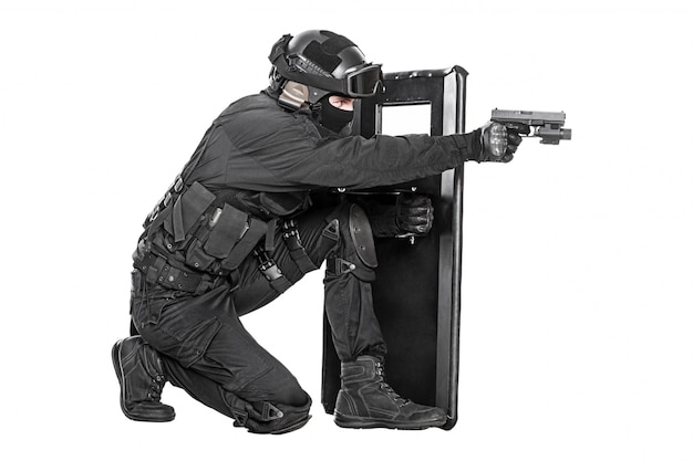 SWAT-Offizier mit ballistischem Schild