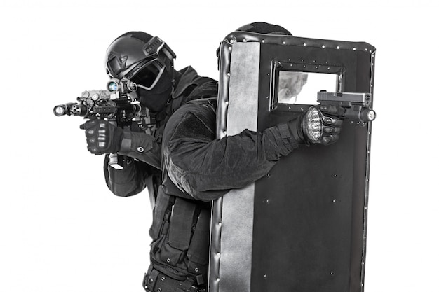 SWAT-Offizier mit ballistischem Schild