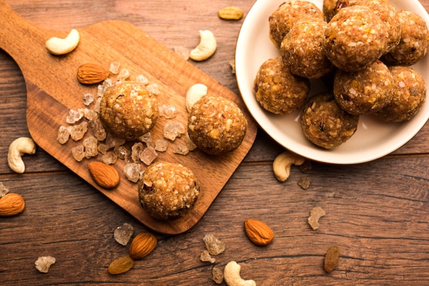 Sweet Dink laddu, auch bekannt als Dinkache ladoo oder gond ke laddoo aus essbarem Kaugummi mit Trockenfrüchten