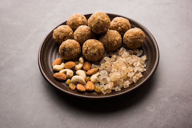 Sweet Dink laddu, também conhecido como Dinkache ladoo ou gond ke laddoo, feito com goma comestível com frutas secas