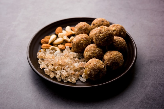 Foto sweet dink laddu también conocido como dinkache ladoo o gond ke laddoo elaborado con goma de mascar comestible con frutos secos