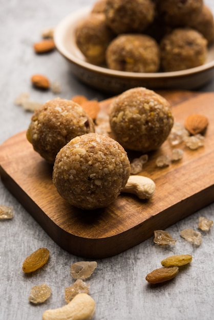 Foto sweet dink laddu también conocido como dinkache ladoo o gond ke laddoo elaborado con goma de mascar comestible con frutos secos