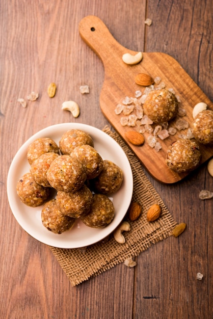 Foto sweet dink laddu también conocido como dinkache ladoo o gond ke laddoo elaborado con goma de mascar comestible con frutos secos