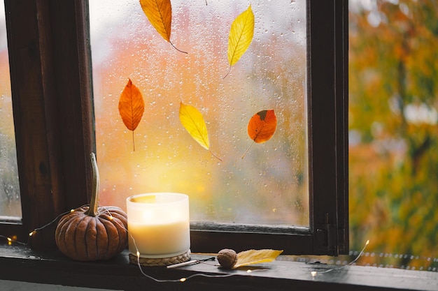 Sweet Home Ainda detalhes da vida em casa em uma janela de madeira Camisola vela chá quente e decoração de outono Decoração de outono Aconchegante clima de outono Ação de Graças Halloween Conceito aconchegante de outono ou inverno