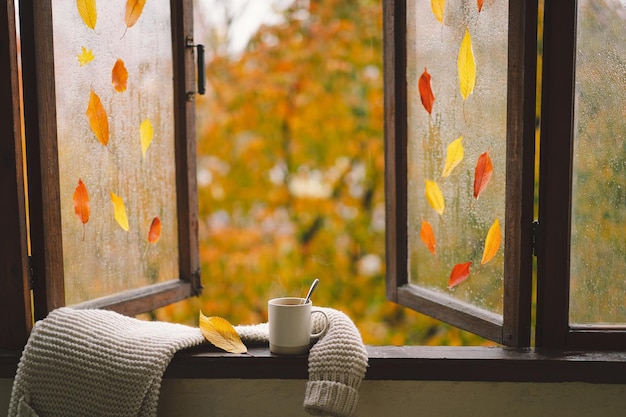 Sweet Home Ainda detalhes da vida em casa em uma janela de madeira Suéter chá quente e decoração de outono Decoração de outono Aconchegante clima de outono Ação de Graças Halloween Conceito aconchegante de outono ou inverno