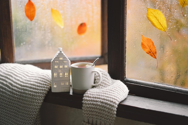 Sweet Home Ainda detalhes da vida em casa em uma janela de madeira Suéter chá quente e decoração de outono Decoração de outono Aconchegante clima de outono Ação de Graças Halloween Conceito aconchegante de outono ou inverno