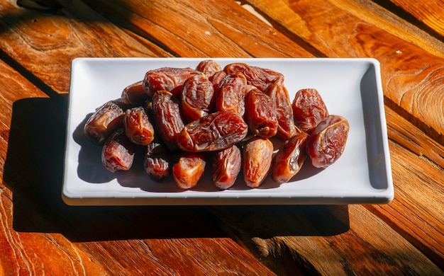Sweet Khalas dátiles fruta de Arabia Saudita en el plato blanco listo para el ramadán