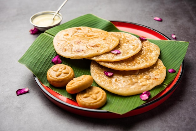 Sweet Khoya roti ou Peda chapati paratha feito com creme de leite engrossado ou Khoa khowa mawa