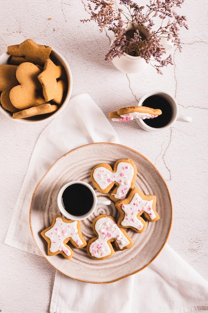 Sweet MugHugging Cookies y una taza de café en un plato y vista vertical