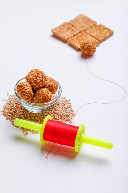 Sweet Sesame Laddu mit Fikri für das indische Festival Makar Sankranti