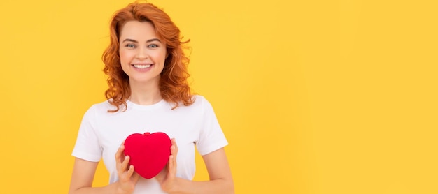 Sweetheart Valentines Sale Mädchen mit Herz Happy Valentinstag sei mein Valentinsgruß Frau isoliert Gesicht Porträt Banner mit Kopierraum