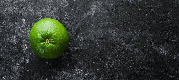 Sweetie cítricos verdes Sobre un fondo de piedra negra Vista superior Espacio de copia libre