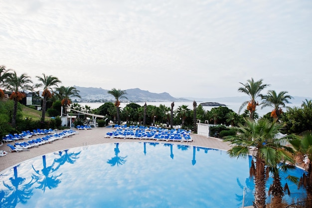 Swimmingpool am Morgen im mediterranen Sommerresorthotel in der Türkei Bodrum Spiegelung im Wasser