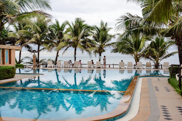 Swimmingpool am tropischen Erholungsort nahe dem Meer in Thailand.