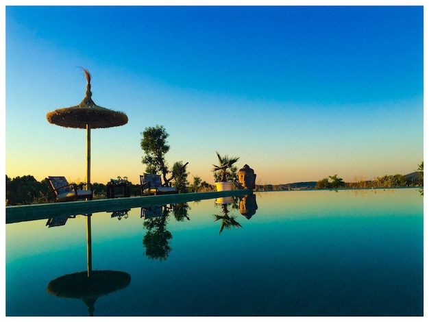Swimmingpool bei Sonnenuntergang