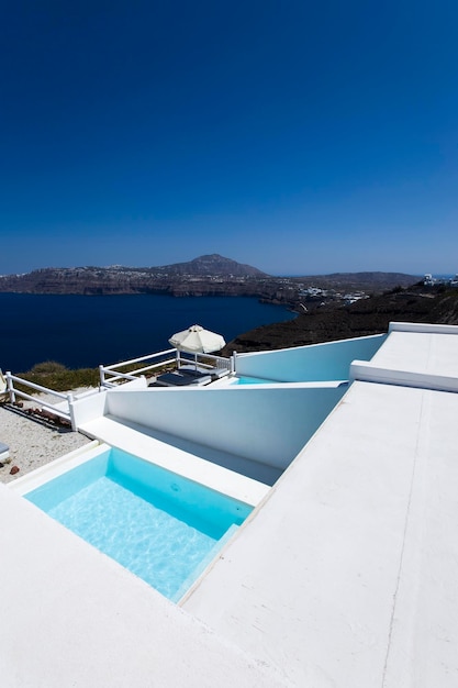 Swimmingpool mit Blick auf das Ägäische Meer auf der Insel Satorini Griechenland