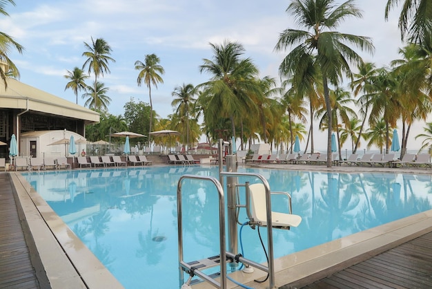 Swimmingpool mit Blick auf die Lagune in einem tropischen Hotel